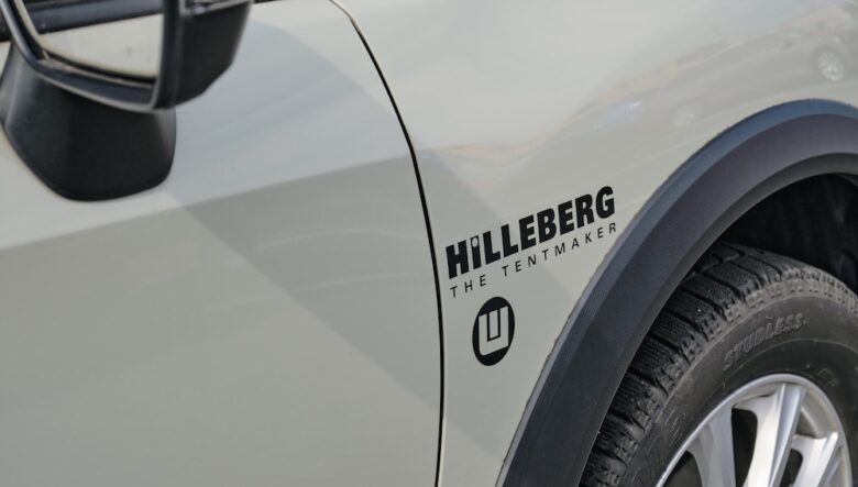 フロントフェンダーはヒルバーグのステッカーがアクセントに。