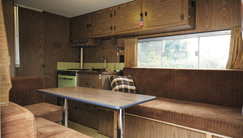 ウッドパネルで覆われた内装も当時のまま。キッチンにオーブンが付いているのがアメリカ車らしい。