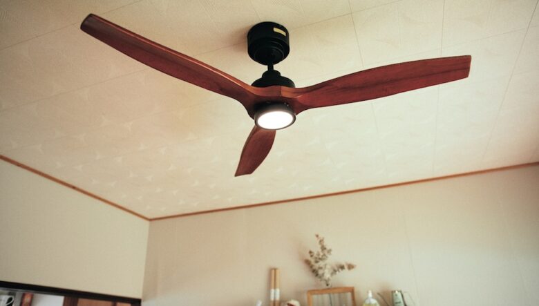 リビングの天井には、LED照明付きのウッドシーリングファンを設置。「天井が高いからこれで空気を循環させています」。