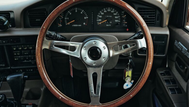 内装の雰囲気に合わせた選んだウッドハンドル。