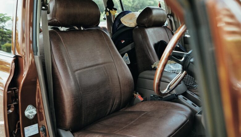 茶内装に合わせ、シートカバーもブラウンのクラックレザーに。