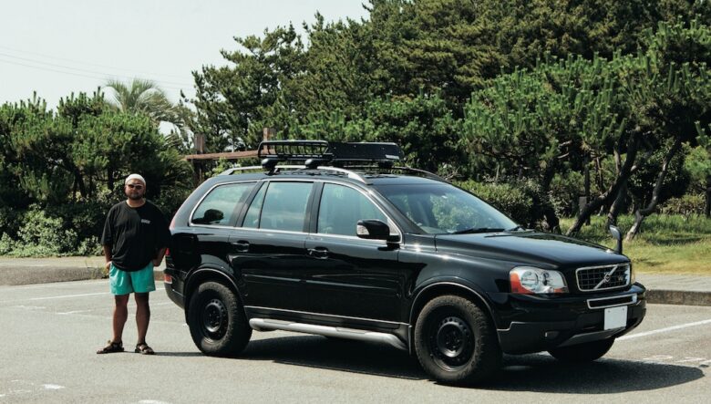 当時のボルボの最上級SUVながら、中古車をリーズナブルに入手できたそう。「ボルボは奥さんの趣向だけど、実際に乗ったらボクの方がハマっています。なので今後はもっとアウトドア仕様にカスタムしようかなと」。