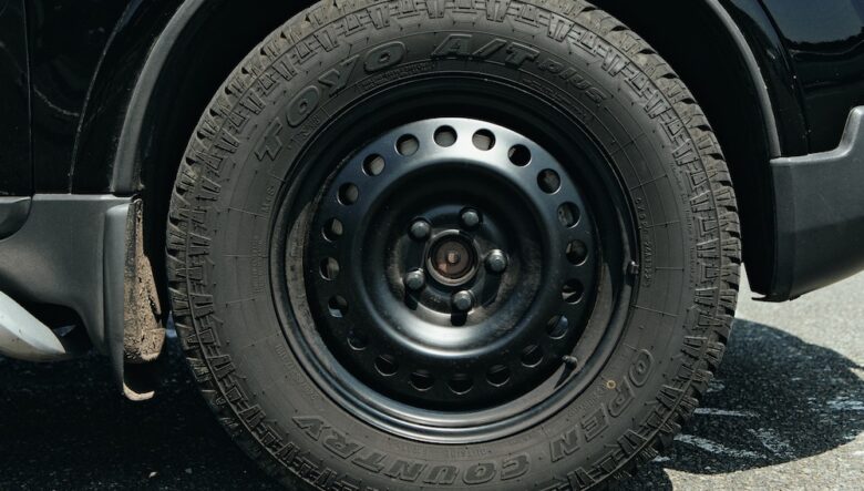 「ラグジュアリー感を払拭したくて」と、黒の鉄チンホイールをセット。