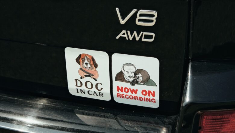 愛犬用のドッグインカーのマグネットを貼り付け。隣のマグネットも含め、テンプラサイクルのオリジナル。