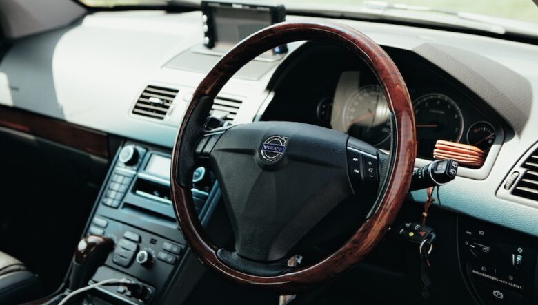 高級感のあるウッドステアリングもポイント。