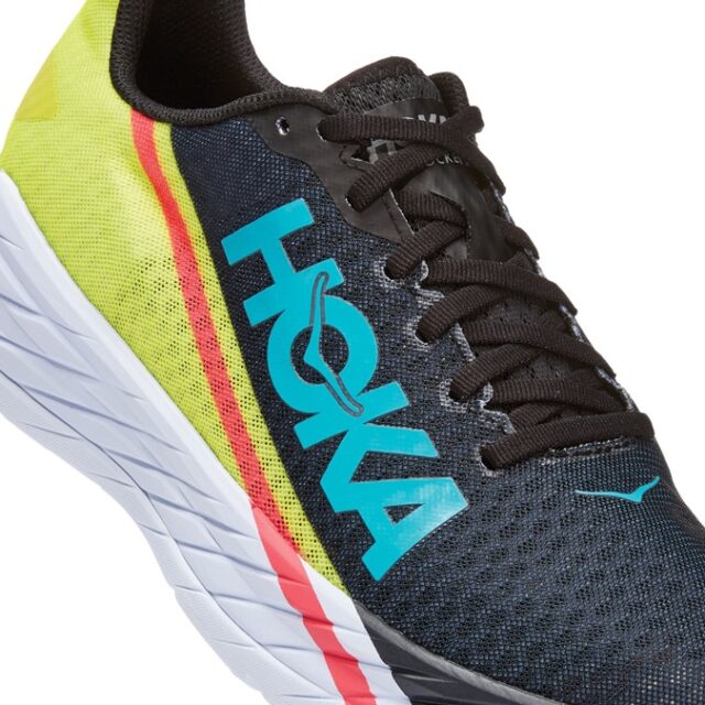 HOKAの人気シューズに、存在感抜群の限定イエ 