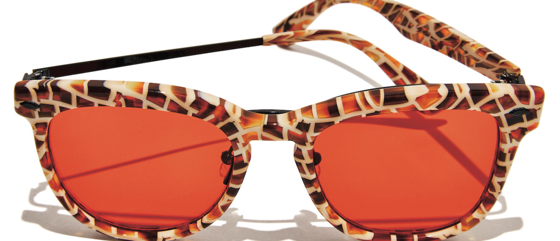 アシンメトリックデザイン サングラス アールディーズとレゾナンス、独創的なブランドのタッグによる、ド派手