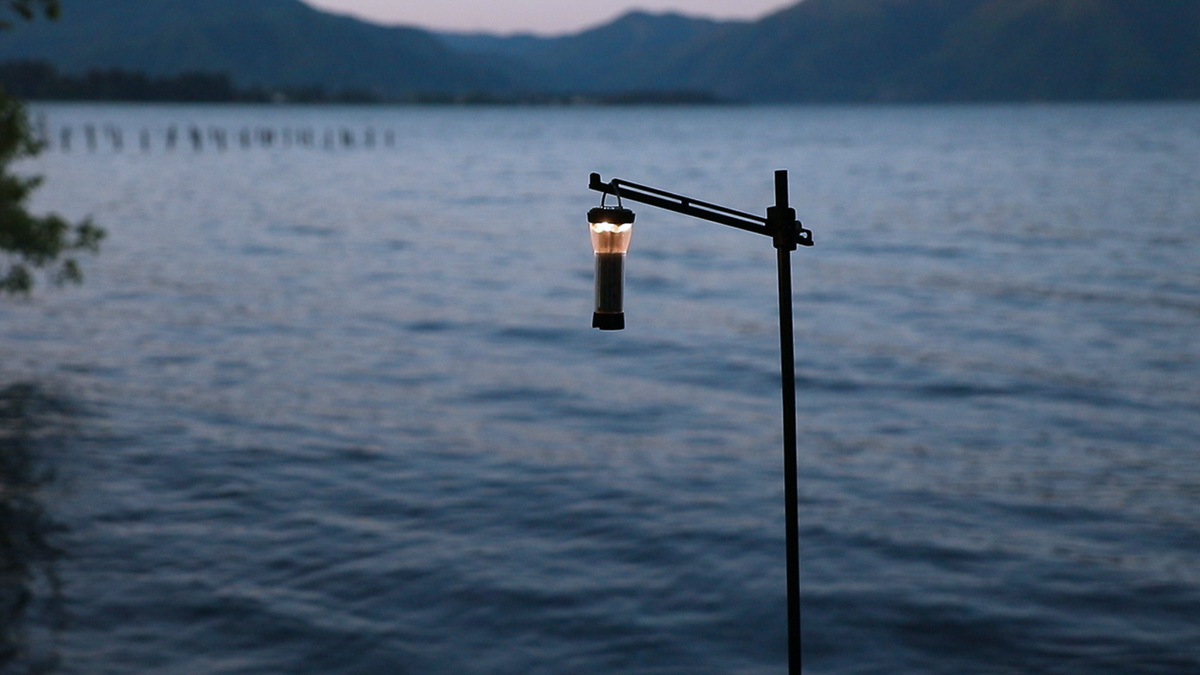 ソロでも上から照らしたい！ カーボン素材の超軽量なランタンハンガー