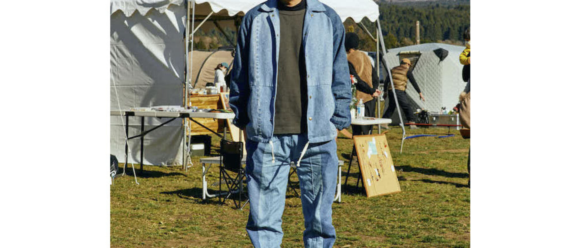 リメイクデニムのセットアップが印象的。-GO OUT Christmas CAMP 2022