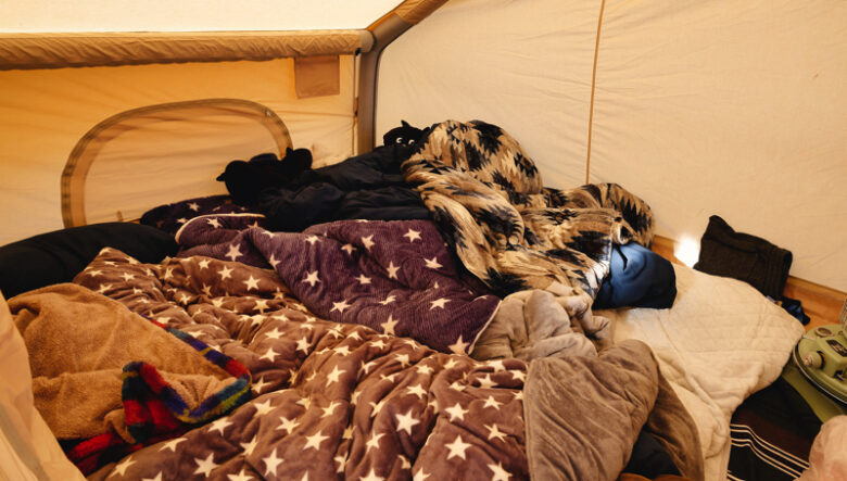 寝室は兵庫県発のメーカー、ヴァストランドの8cmあるマットを並べて快適な寝心地に。寝袋は使わず電気毛布と年中使用しているという毛布で温かく寝る。また床の1番下にはラグを敷き、上に銀マット、カーペットの順に重ねて底冷えをシャットアウト。