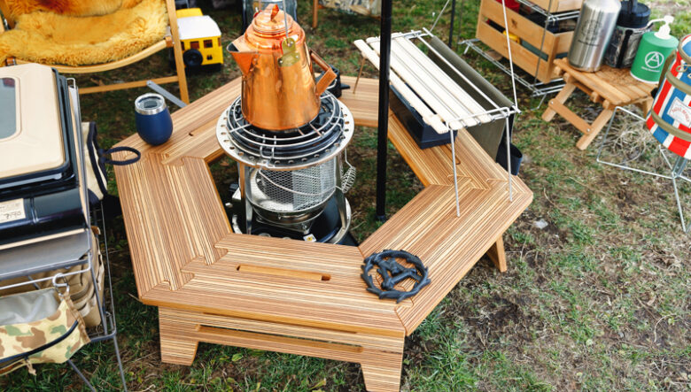 暖房として、フジカハイペットのほか、TheArthのテーブルで囲んだアルパカのストーブが置かれる。