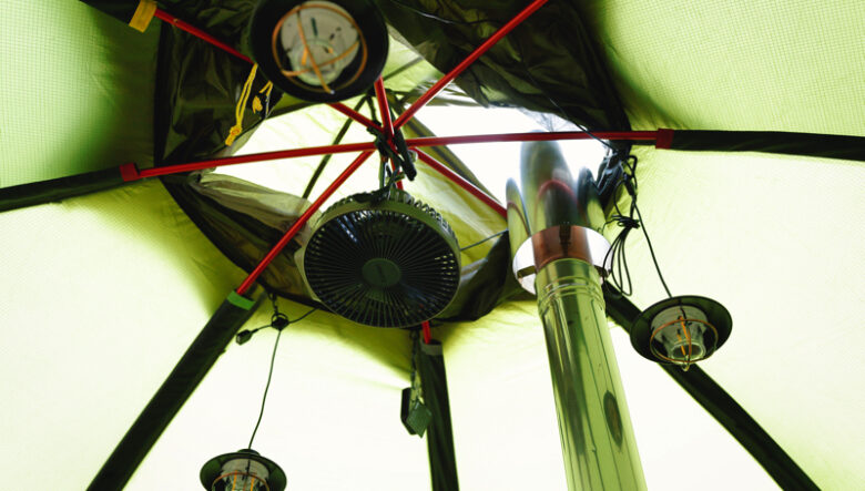 天井にはクレイモアのファンV600+を設置し、テント内の温かい空気を循環させる。ストーブの天板上には熱で稼働するファンを置き、こちらでも空気を循環。