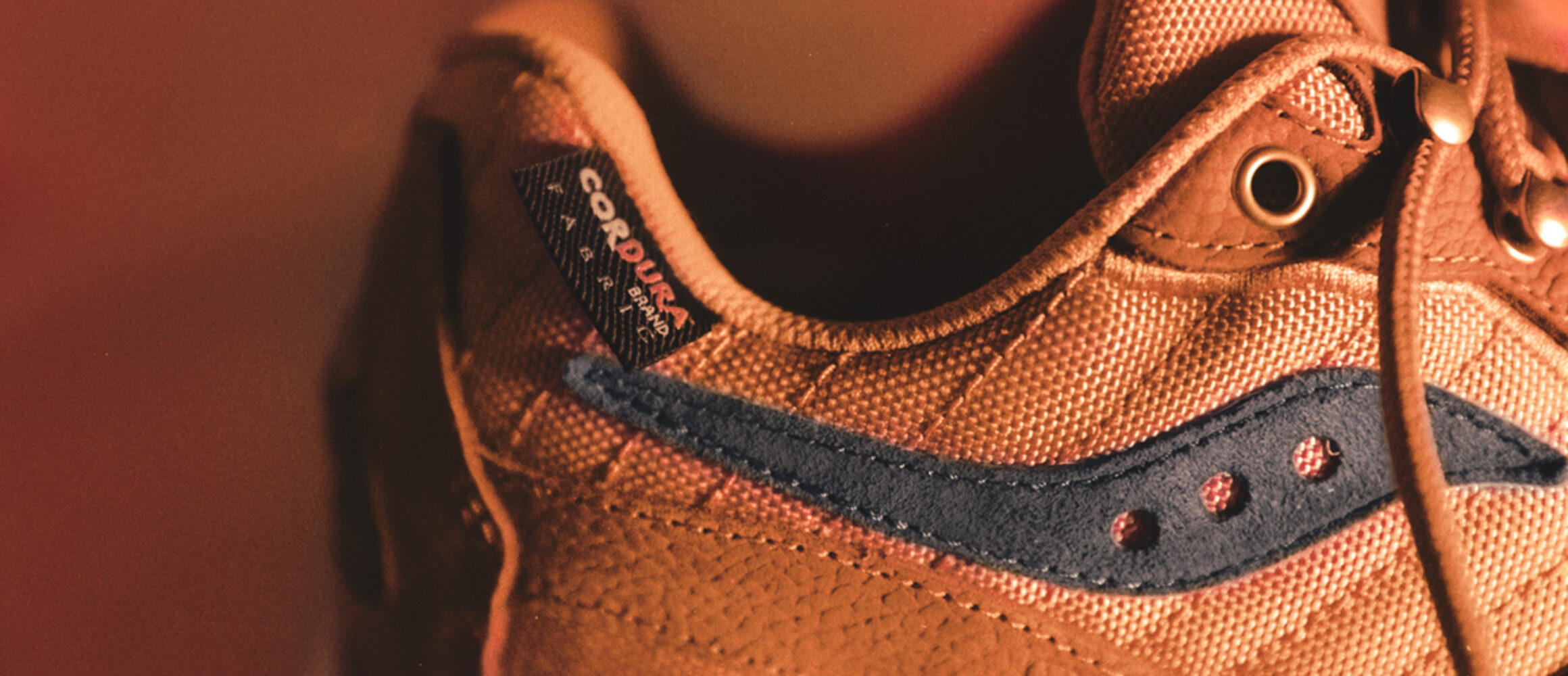 サッカニーの新作スニーカーは、アウトドアディテール満載のフィールド