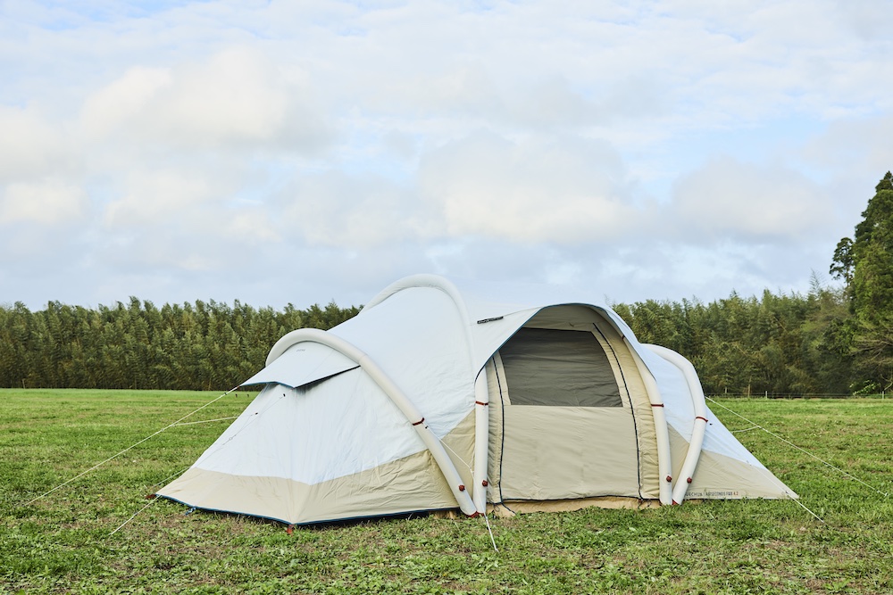 空気を入れるだけで立ち上がるインフレータブル式の4人用テントは、左右に2つのベッドルームを配置。フライシートには遮熱、遮光、UVカットを実現した独自開発のFRESH&BLACK生地を採用。エアーテント（4人用）¥89900