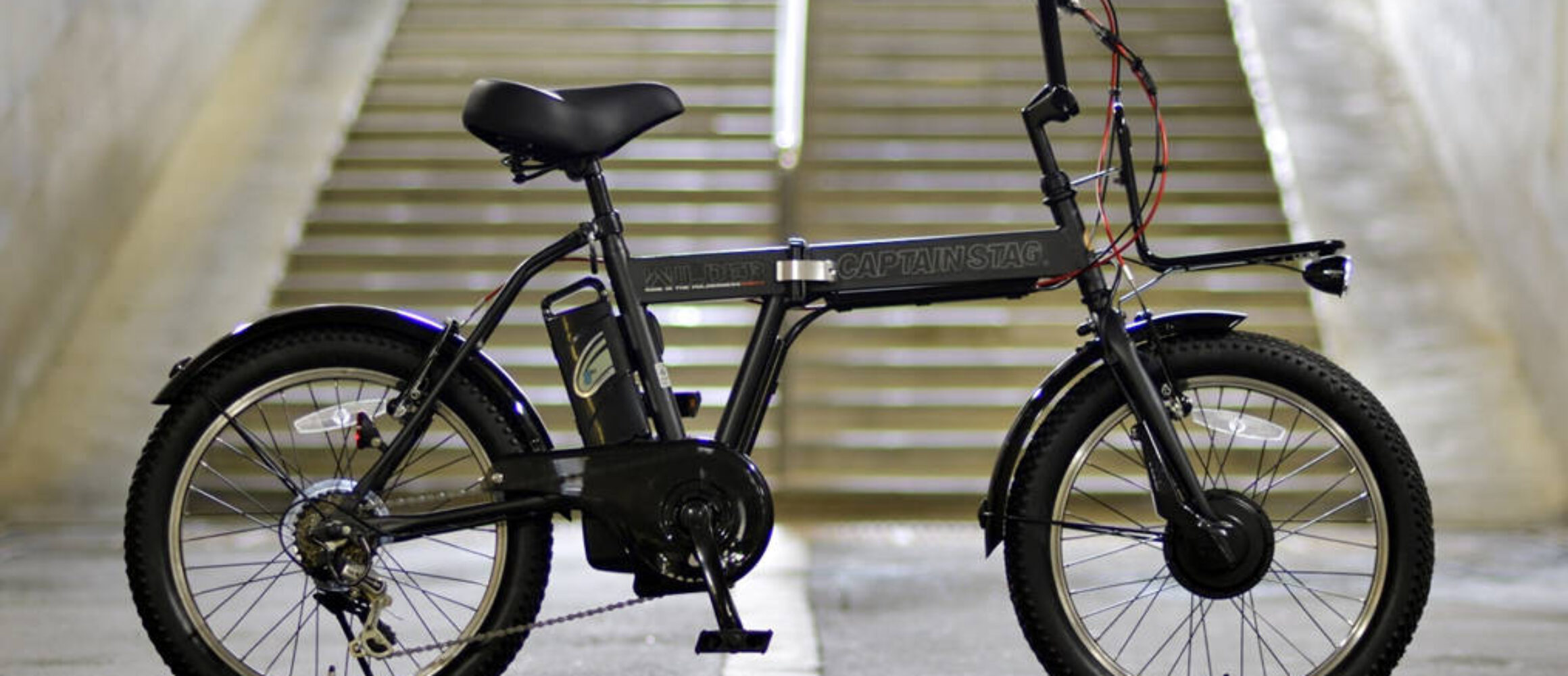 キャプテンスタッグのキャンプ向けe-Bike!? 大型キャリアと太タイヤを標準装備した折り畳み仕様。