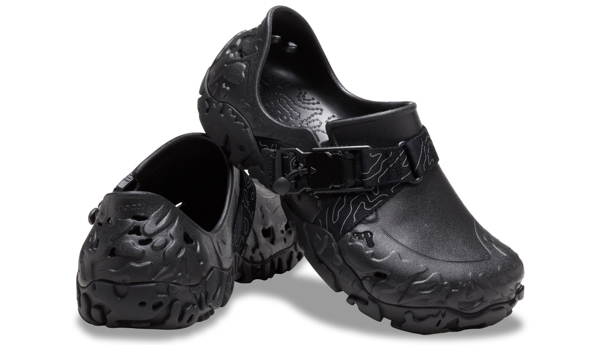 クロックスから、初の完全成形クローズドヒールシューズが登場。着脱し