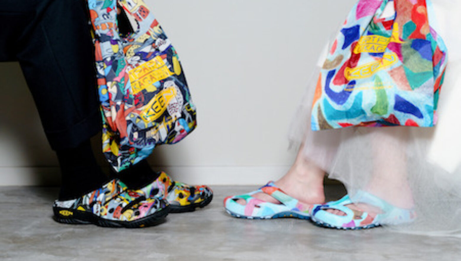 キーンの定番サンダルがカラフルアート柄に。アートパラ深川とのコラボ