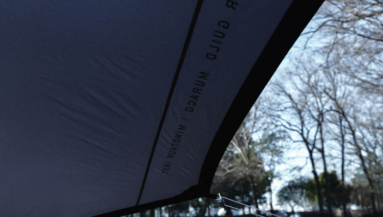 ムラコ × ミノトール インストの、梅雨のキャンプで活躍間違いなしな、タープになるポンチョ。