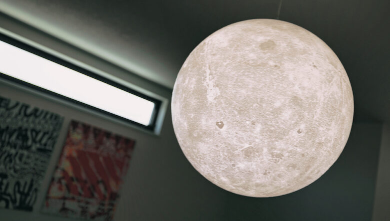 リビングを照らす照明は、たまたまネットで見つけたという月型のライト。クレーターなどの表面 が3Dプリントによってリアルに再現されているもので、光色もホワイトやオレンジ色に切り替えることが可能だ。