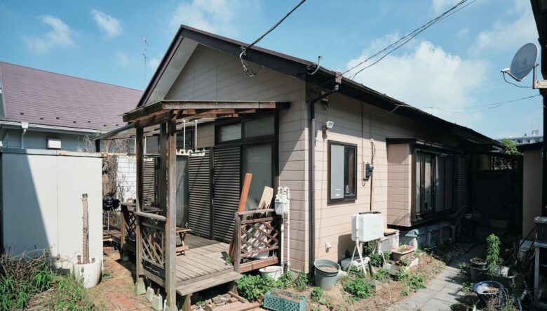 実家に併設された築26年の平屋は、平田さんが高校生の頃まで祖母が生活していた家。「子どもの頃から、この家で過ごすことが多かったから、昔から慣れ親しんだ場所です。おばあちゃんとの思い出も詰まっています」。