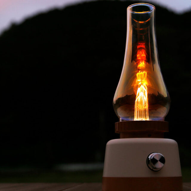 オーロラガラスのグローブが琥珀色に輝く、レトロなルックスのLED 