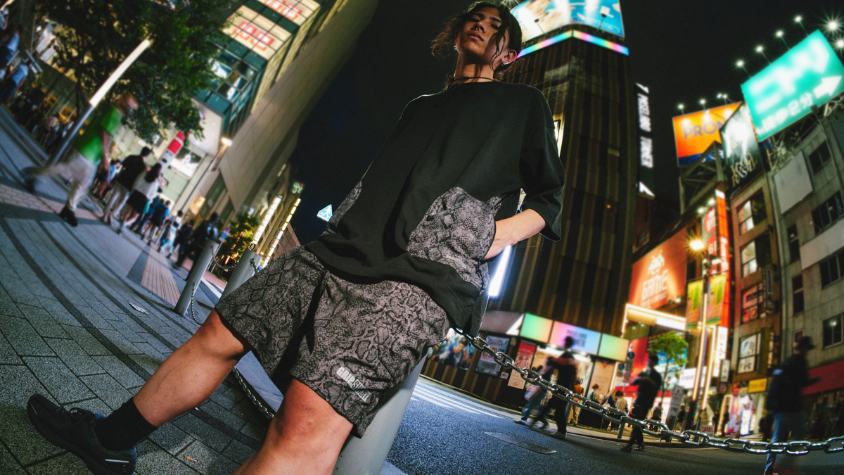 パイソン柄が際立つストリートな洋服を機能的に。グリップスワニーと