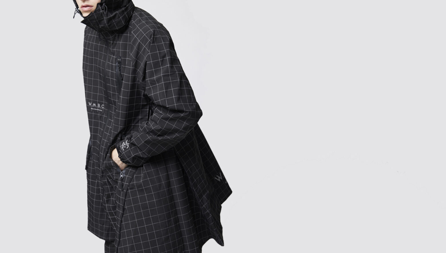 ホワイトマウンテニアリング WM × キウ KiU ロングジャケット キウ × W.M.B.C.の新作は、ギミック満載の格子柄ロングジャケット。撥