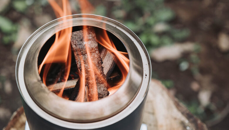 二次燃焼焚き火台ブームの火付け役「ソロストーブ」に、木質ペレット対応モデルが仲間入り。