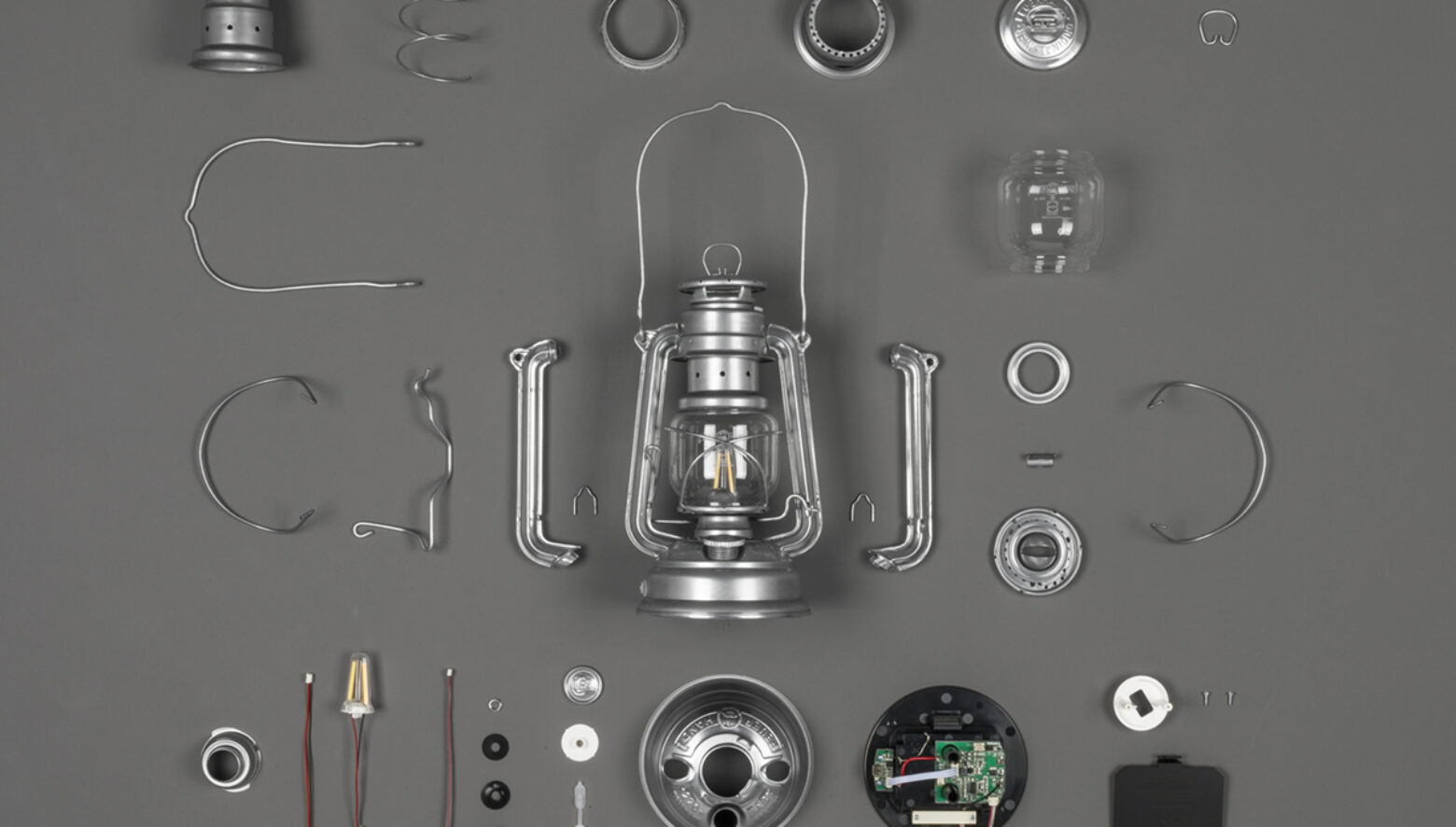 オイルランタンの名作「フュアハンドランタン」が、130年の時を経てLED