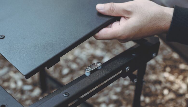 ドベルグ × ネイチャートーンズの折り畳みテーブルが進化！ ランタンハンガー付きのコンパクトサイズでより使いやすく。