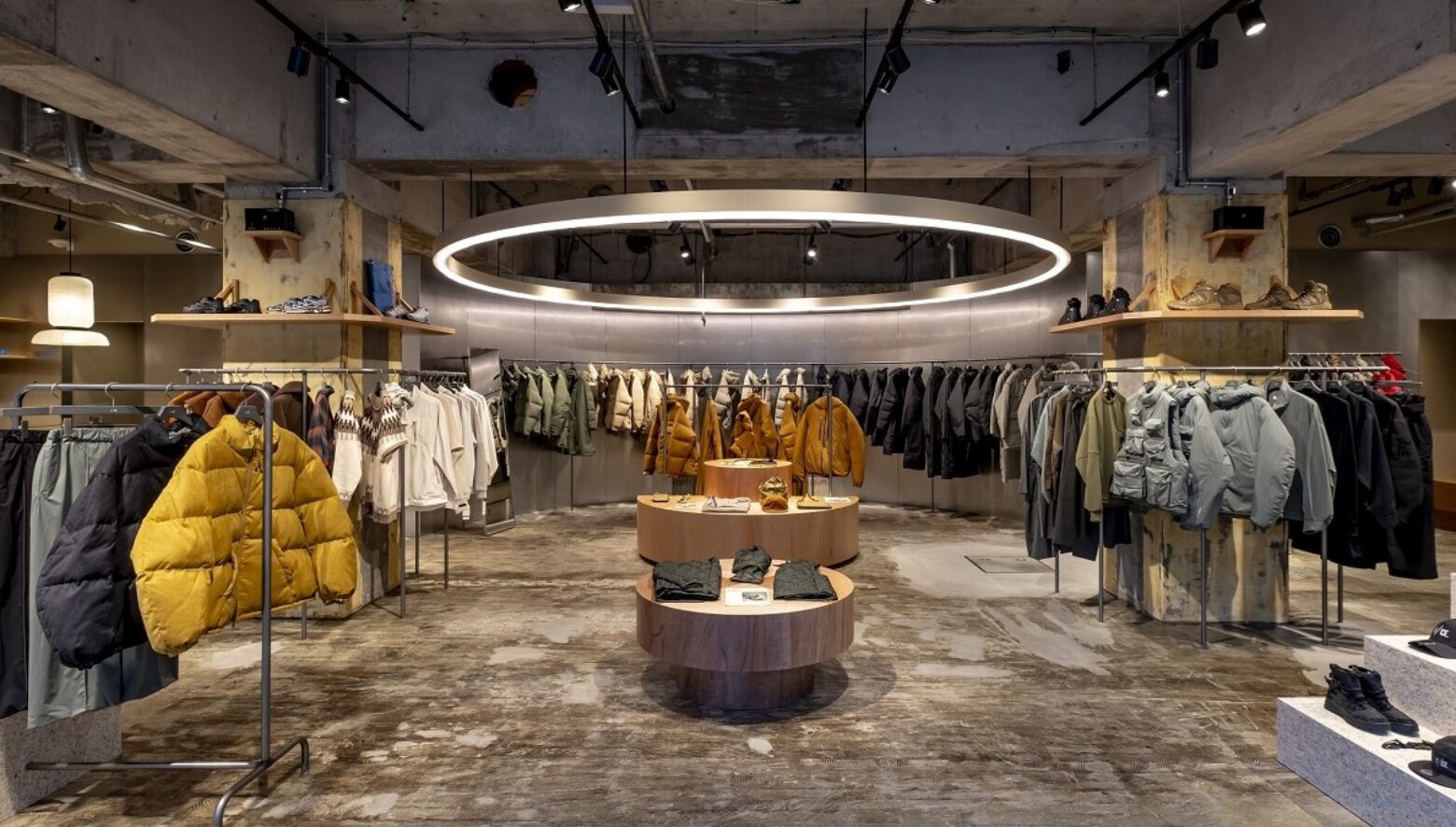 無骨な店内にアイテムが映える、F/CE.の大阪新店舗。レアな書物が並ぶブックコーナーにも注目。 | GO OUT WEB