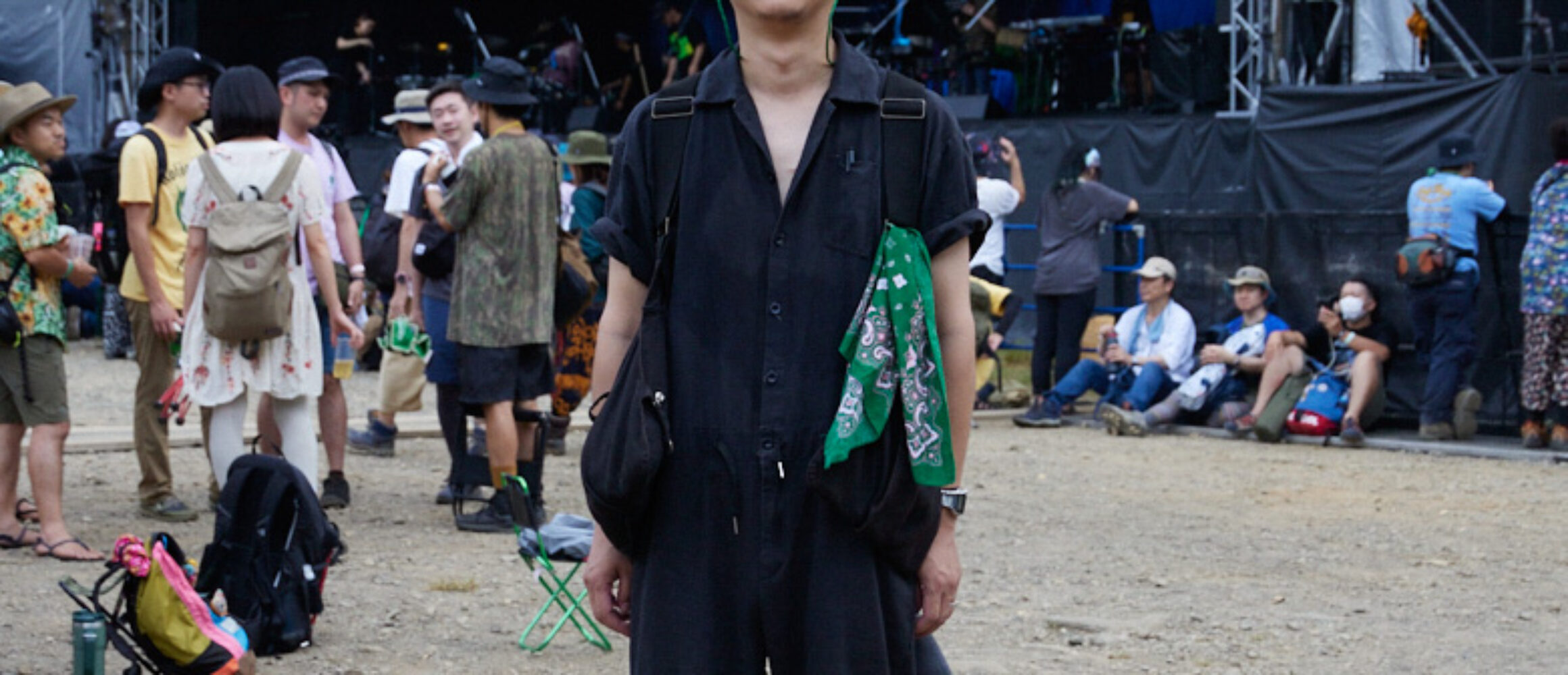 モノトーンで揃えて麦わら帽を主役に。-FUJI ROCK FESTIVAL '23- | GO