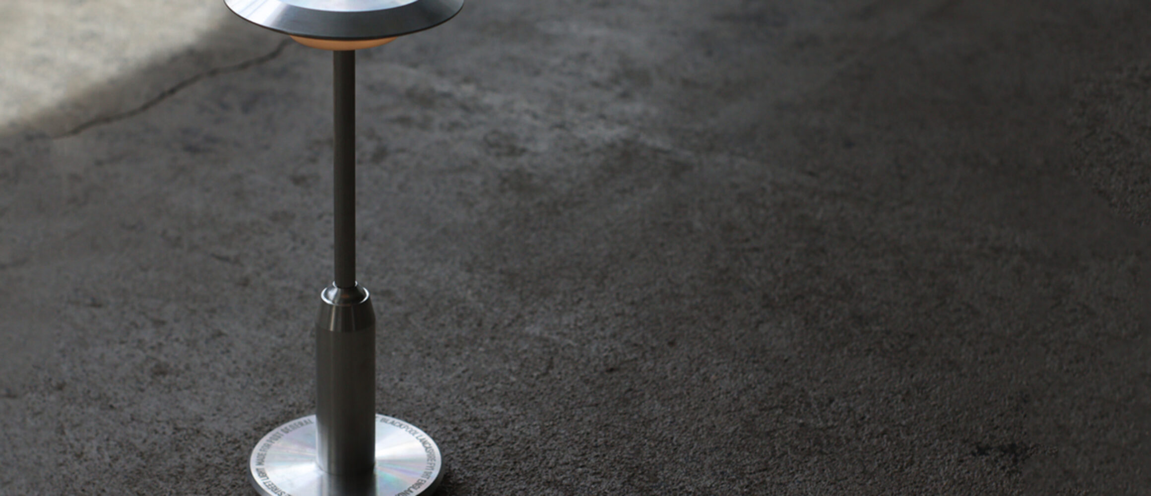 ポストジェネラルの新作LEDライトは、英国の街灯がモチーフ。削り出し