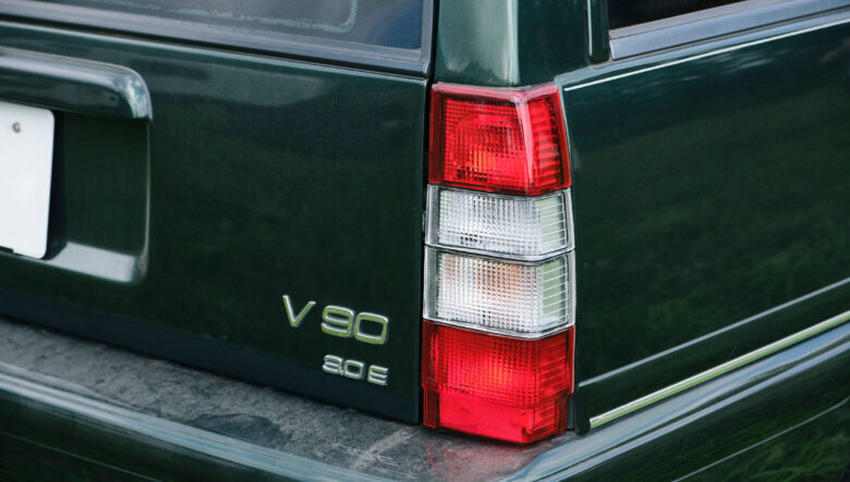 【’98 VOLVO V90】北欧デザイン移行期の独特なルックスが魅力。