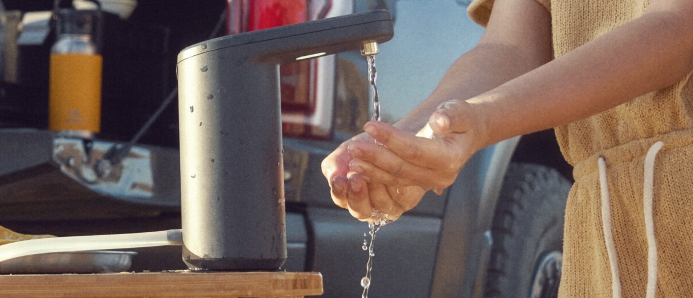 ボタン一つで蛇口のように給水。ドメティックのポータブル電動給水