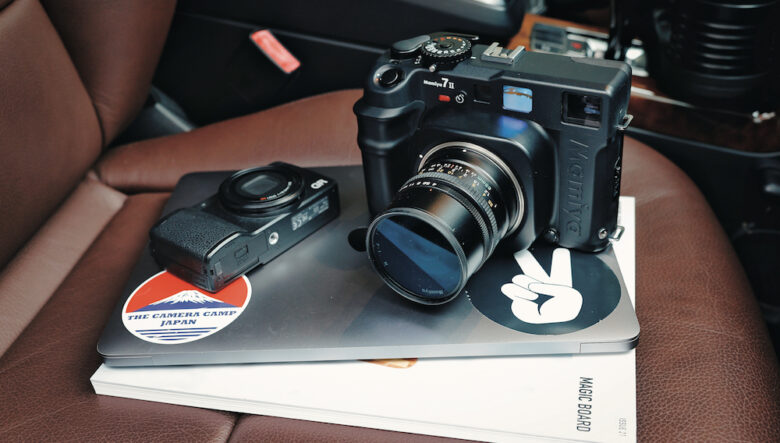 車内には仕事道具となるヴィンテージカメラも常備。「今、ボクが販売している『マミヤ7 Ⅱ』。製品チェックを兼ねて撮影をしているところです」。