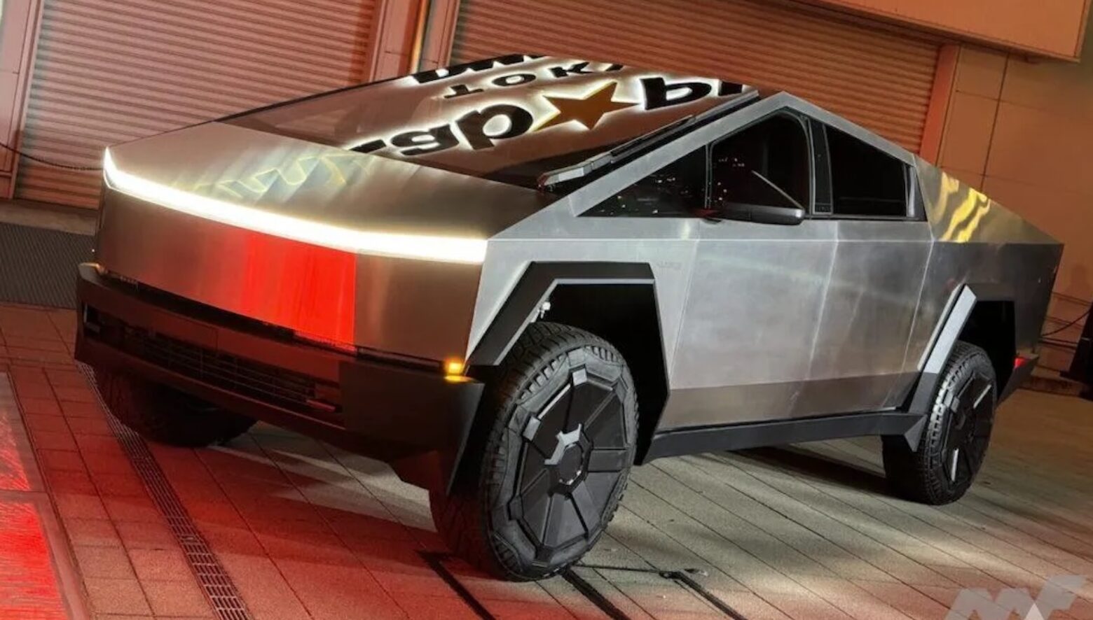 テスラ　サイバートラック　Bluetoothスピーカー 話題のテスラ・サイバートラックが日本上陸、そして展示ツアーを開催