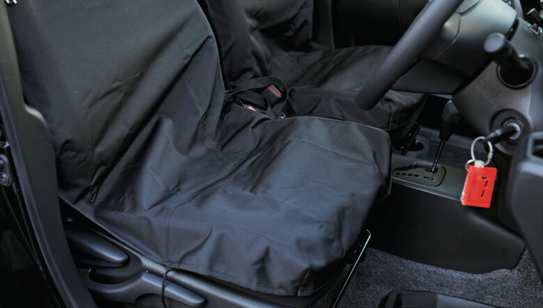 ゴードンミラーのシートカバーは、座面がめくれないようストラップをプラス。