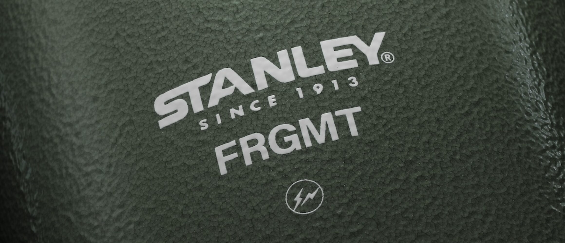 フラグメントデザインがスタンレーとコラボ。両ブランドロゴが刻まれた 