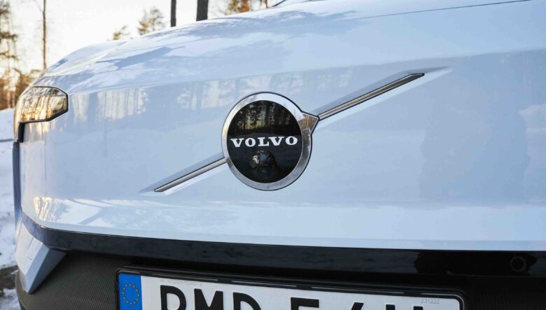 「ボルボ」史上最小SUVの電気自動車「EX30」。“北欧”で乗ってきました!! vol.1【Ice Track 編】