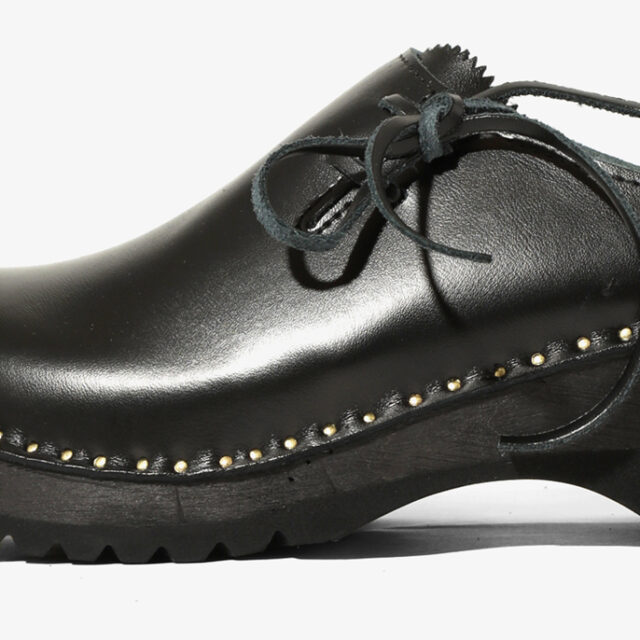 北欧発の人気クロッグを、ネペンテスが味付け。シューレース採用で