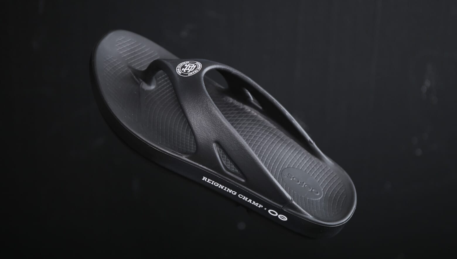 【専用】OOFOS ウーフォス レイニングチャンプ リカバリーサンダル 41 ウーフォスにレイニングチャンプが別注した大人顔リカバリーサンダルに