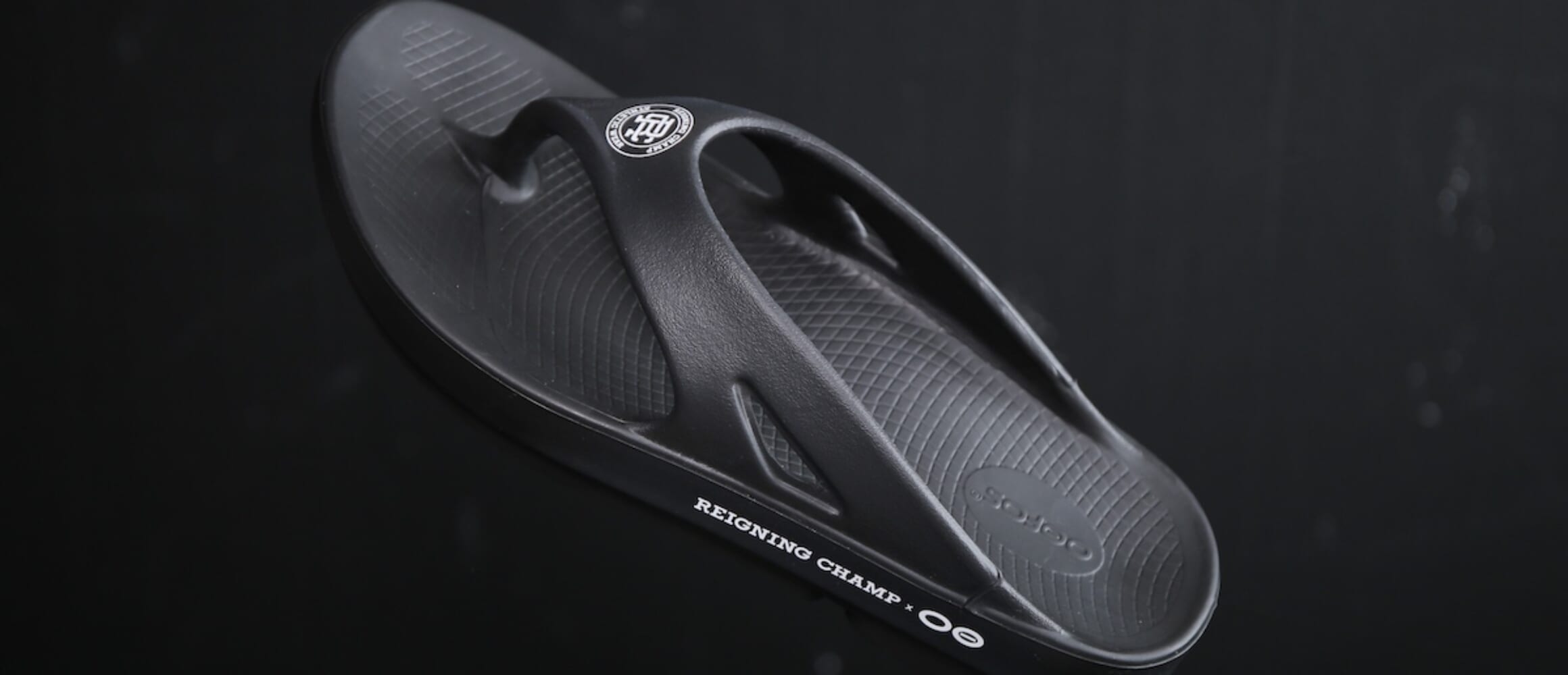 ウーフォスにレイニングチャンプが別注した大人顔リカバリーサンダルに