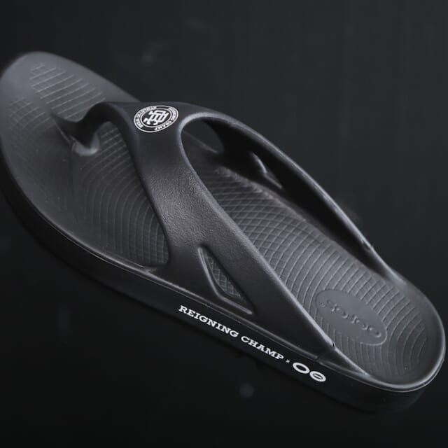 ウーフォスにレイニングチャンプが別注した大人顔リカバリーサンダルに