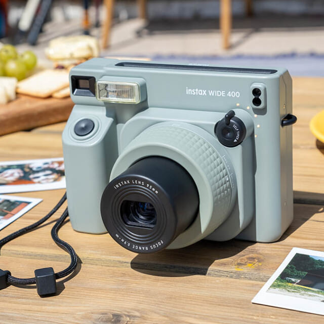 チェキ™の新モデル「instax WIDE 400」登場。大人数や風景も撮影OKな