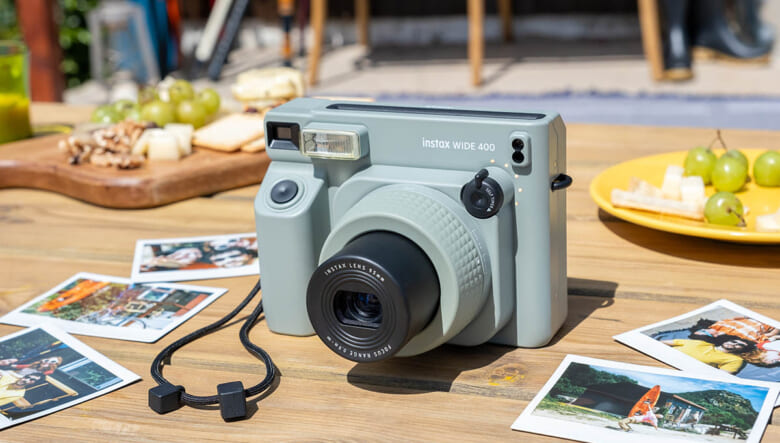 チェキ™の新モデル「instax WIDE 400」登場。大人数や風景も撮影OKなワイドフォーマットは、キャンプでも活躍間違いなし！