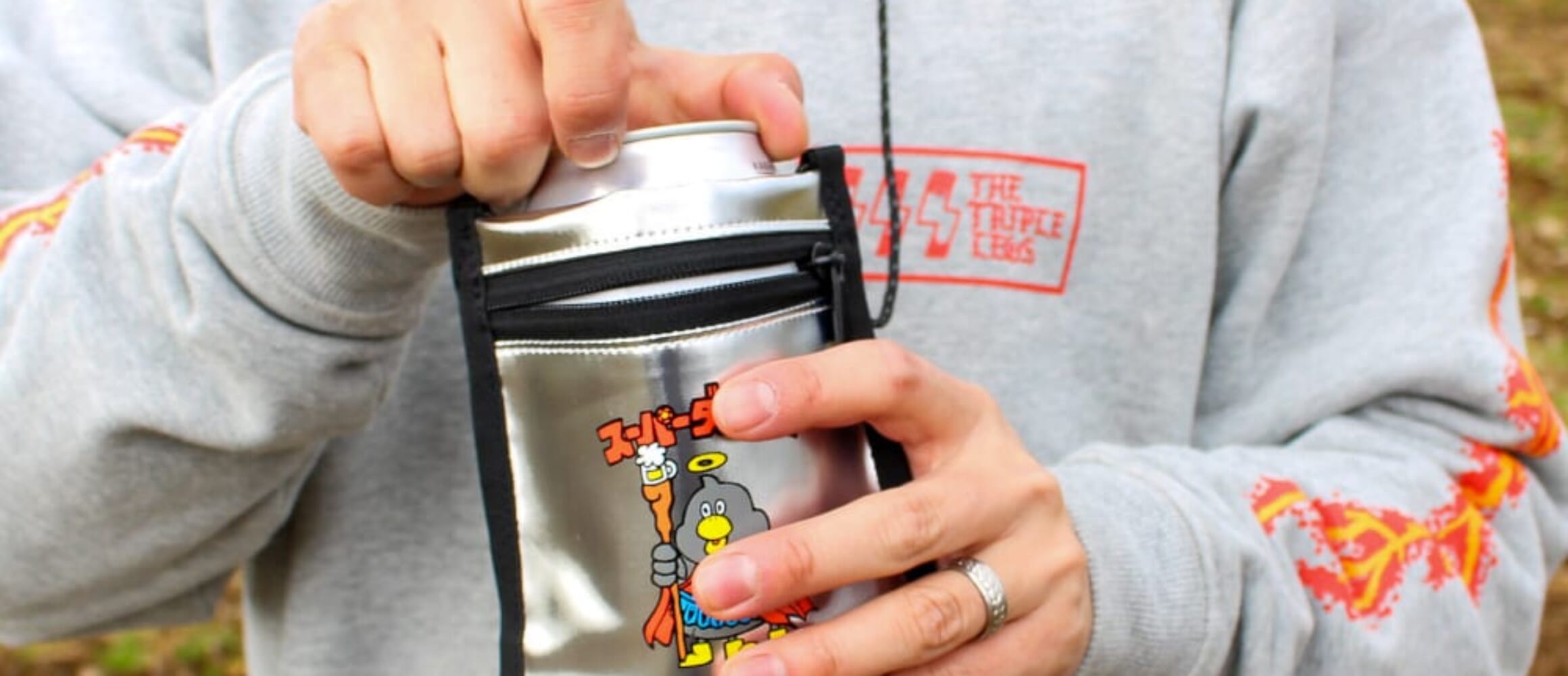 酔いどれキャラのダックロー✖️コブマスターのコラボビール缶ホルダー