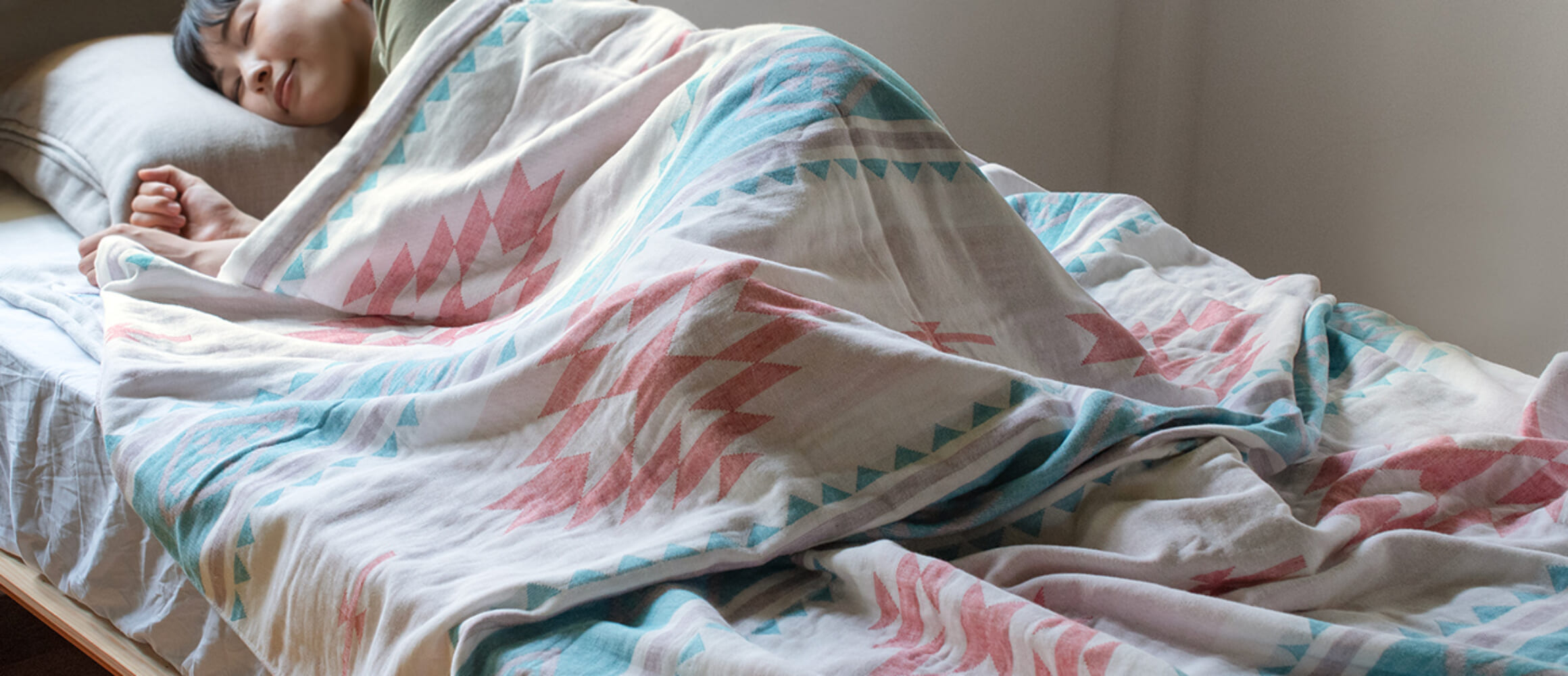 暑い夏にピッタリ！インドア＆アウトドアで活躍する今治産オルテガ柄