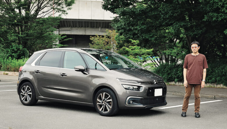 天井まで伸びたフロントガラスが開放感バツグン。（’16 CITROËN C4 PICASSO）