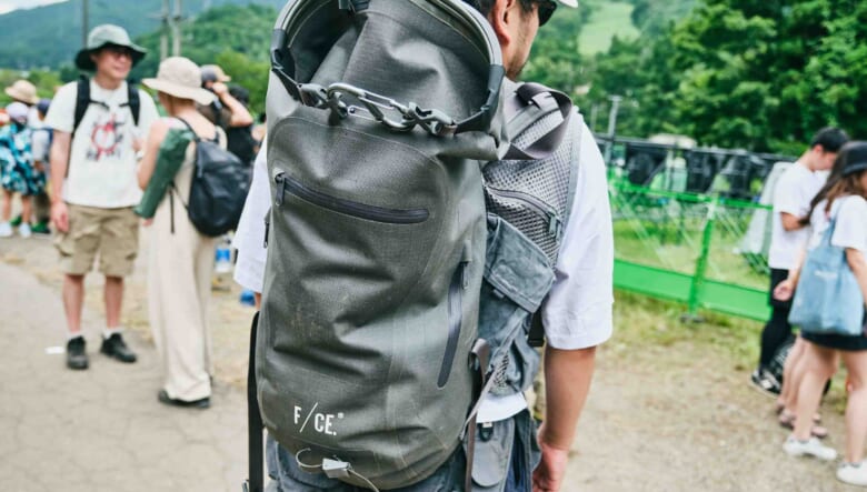 蛍光イエローの小物がアクセント。-FUJI ROCK FESTIVAL’24-